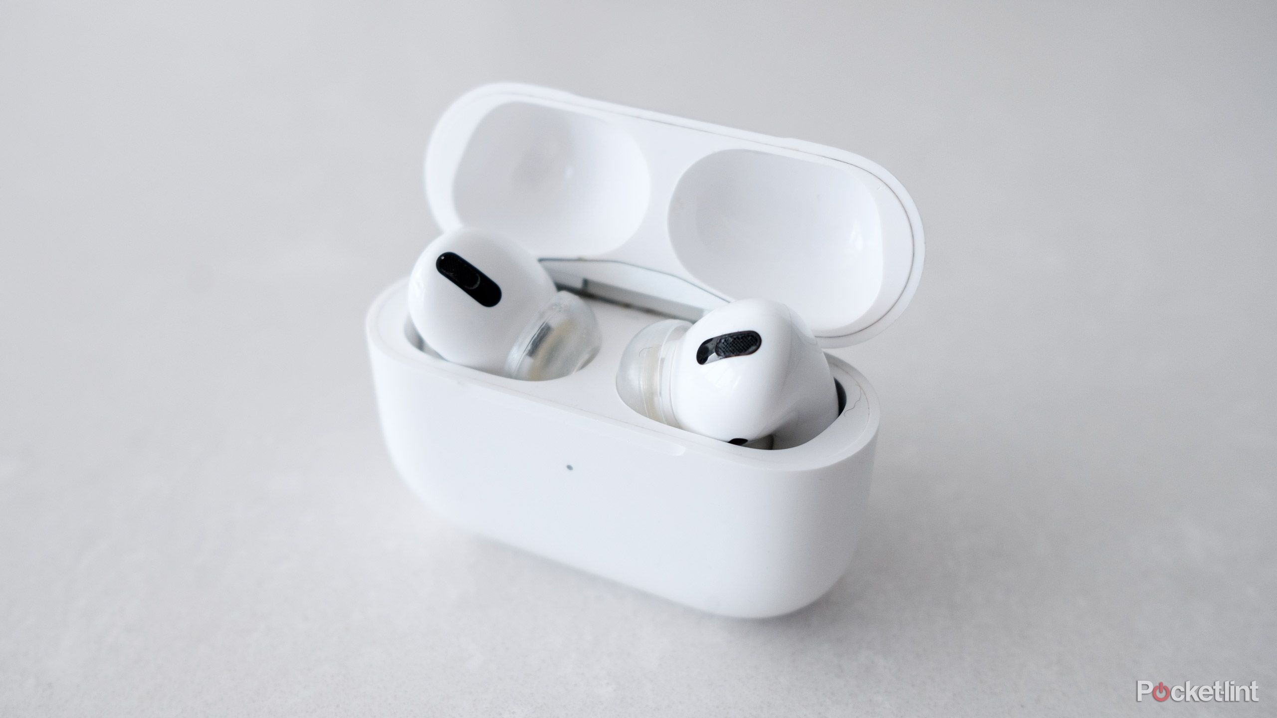 apple airpods with charging case – wireless earbuds apple airpods with charging case – wireless earbuds